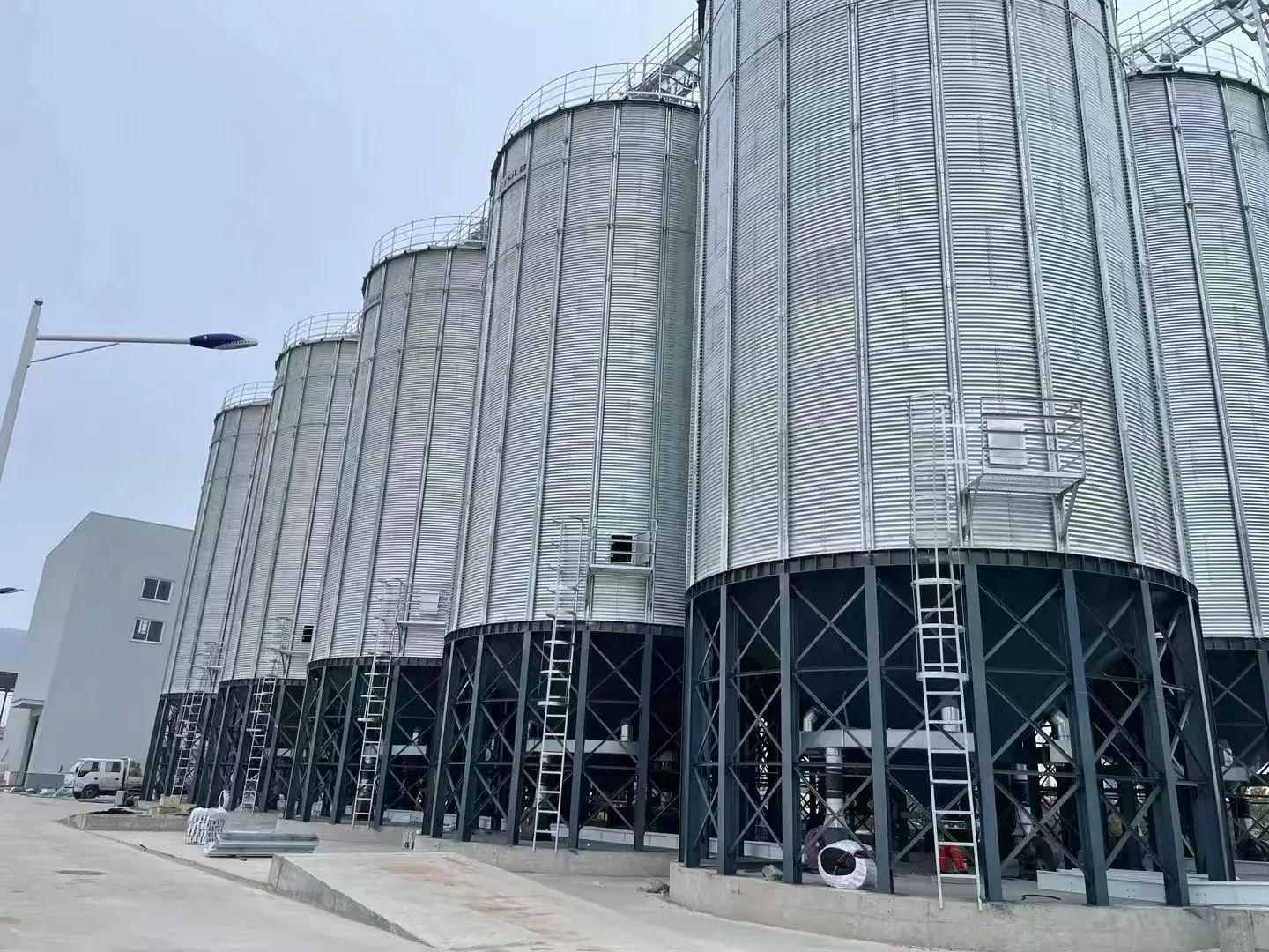 Kenya 10,000-tonne steel silo installation by AmGrainTech